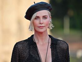 Charlize Theron deja a la vista su lencería negra con kimono transparente en alfombra roja de 'Fast & Furious'