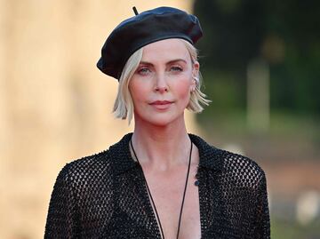 Charlize Theron deja a la vista su lencería negra con kimono transparente en alfombra roja de 'Fast & Furious'