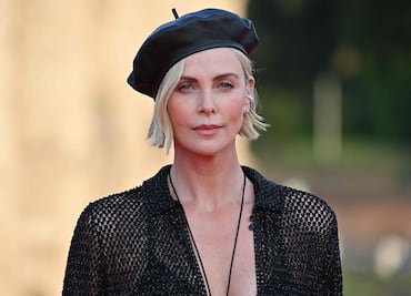 Charlize Theron deja a la vista su lencería negra con kimono transparente en alfombra roja de 'Fast & Furious'