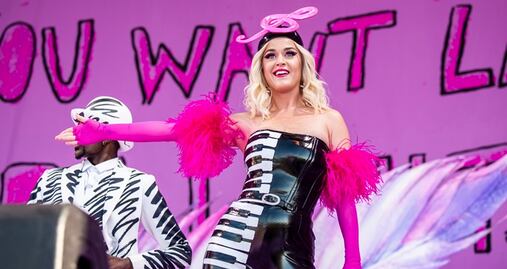 Katy Perry sorprende con extravagante catsuit de látex
