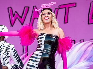 Katy Perry sorprende con extravagante catsuit de látex
