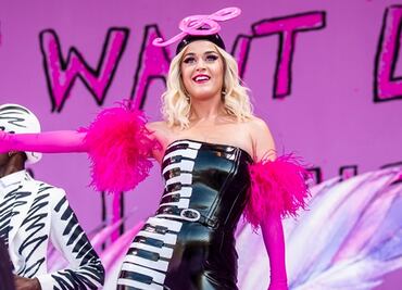 Katy Perry sorprende con extravagante catsuit de látex
