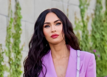 Megan Fox derrocha elegancia con blazer al estilo braless en LA