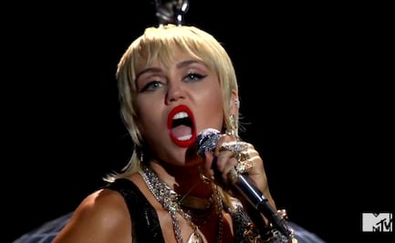Miley Cyrus impacta con vestido transparente en los VMAs