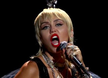 Miley Cyrus impacta con vestido transparente en los VMAs