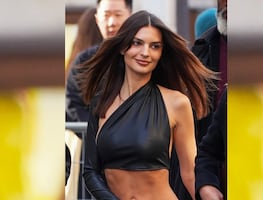 Emily Ratajkowski se roba todas las miradas con top braless y revela figura de 'infarto'