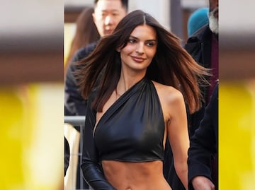 Emily Ratajkowski se roba todas las miradas con top braless y revela figura de 'infarto'