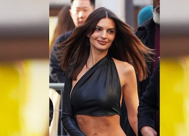 Emily Ratajkowski se roba todas las miradas con top braless y revela figura de 'infarto'