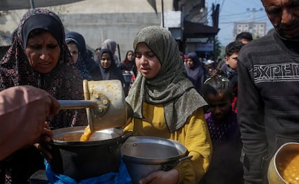 Cientos de personas huyen de Gaza debido a la grave hambruna masiva que ha dejado la guerra con Israel