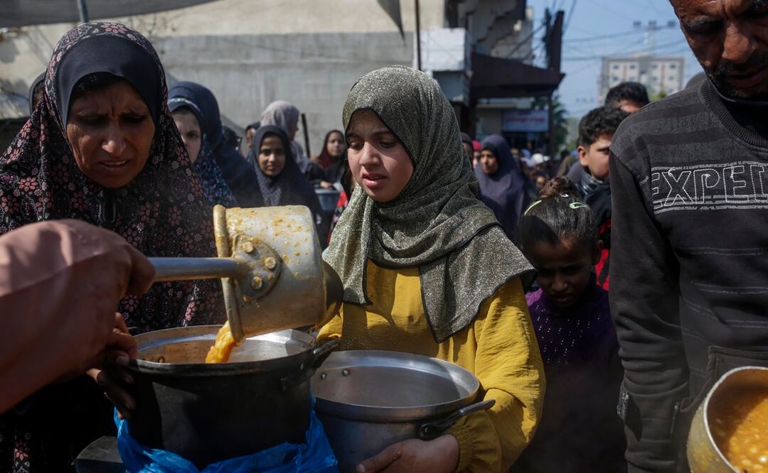 Cientos de personas huyen de Gaza debido a la grave hambruna que ha dejado la guerra con Israel. Foto: EFE
