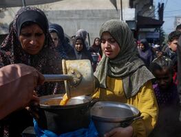 Cientos de personas huyen de Gaza debido a la grave hambruna masiva que ha dejado la guerra con Israel