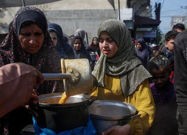 Cientos de personas huyen de Gaza debido a la grave hambruna masiva que ha dejado la guerra con Israel