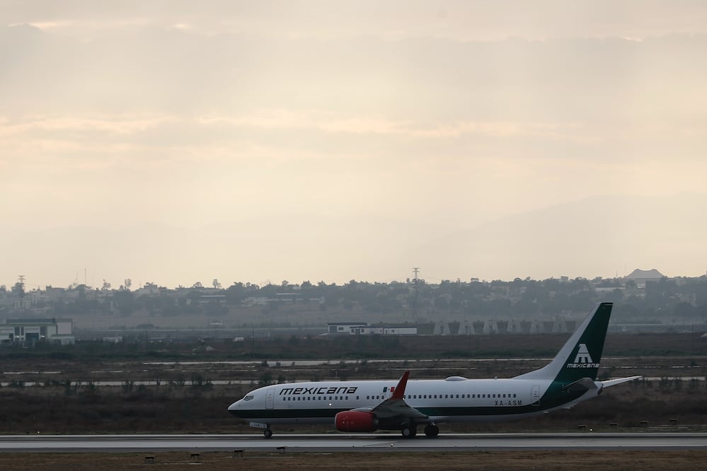 Avión de la aerolínea Mexicana de Aviación previo a su despegue hoy, en el aeropuerto internacional Felipe Ángeles. EFE/ Sáshenka Gutiérrez