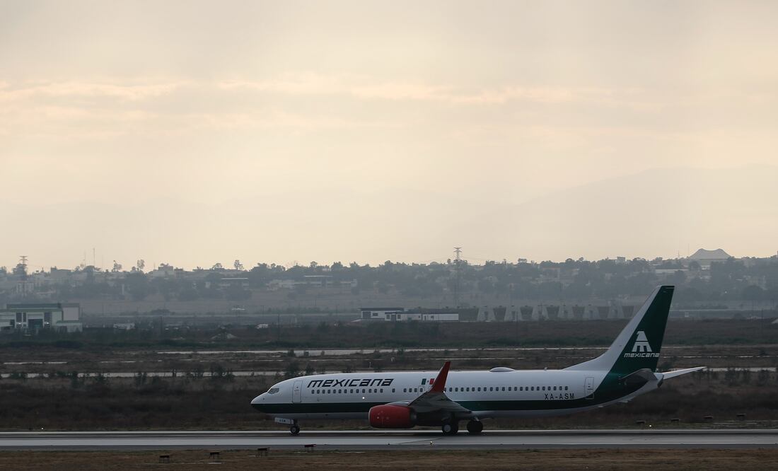 Avión de la aerolínea Mexicana de Aviación previo a su despegue hoy, en el aeropuerto internacional Felipe Ángeles. EFE/ Sáshenka Gutiérrez