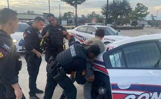 Detienen a hombre por secuestrar y golpear a mujer que conoció en app de citas en EU