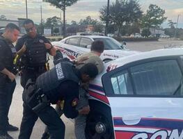 Detienen a hombre por secuestrar y golpear a mujer que conoció en app de citas en EU