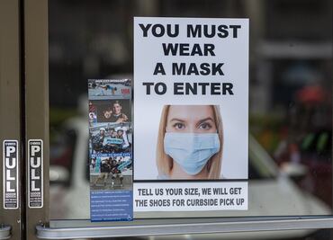 Nueva York: avalan prohibir la entrada en tiendas a clientes sin cubrebocas