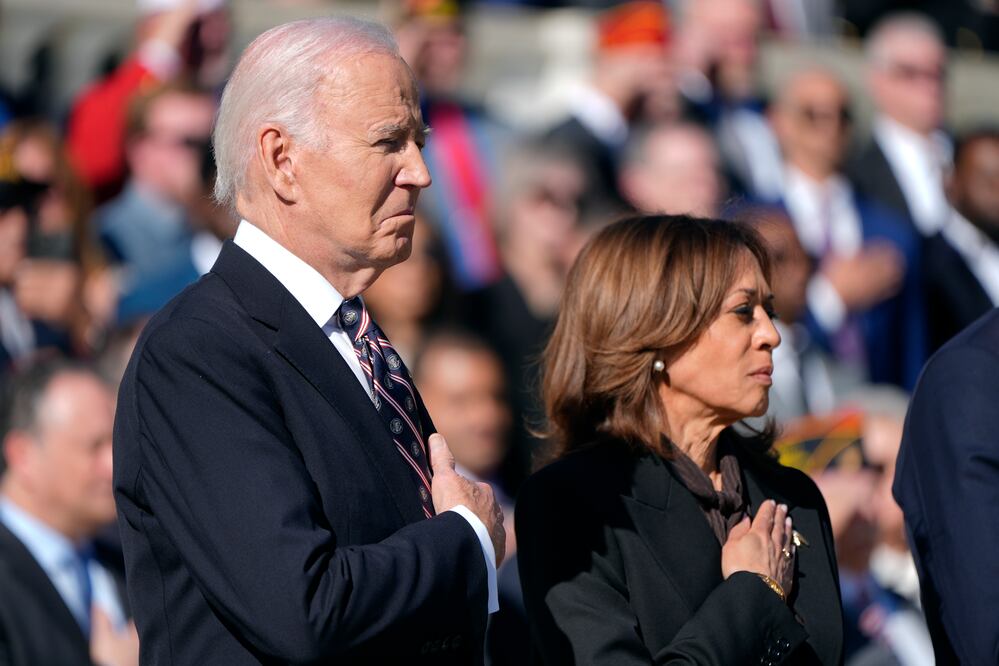 Biden y Harris se muestran juntos por primera vez tras la derrota electoral de ella. (AP foto/Mark Schiefelbein)