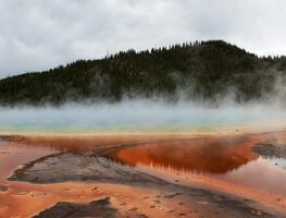 Sentencian a prisión a turista por caminar sobre zona termal en Yellowstone