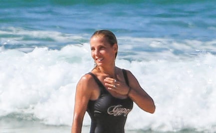 Elsa Pataky 'roba miradas' con traje de baño en la playa 