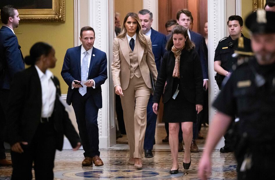 Melania Trump, ¿le copia a la reina Letizia? La primera dama se luce en impresionante traje sastre. Foto: AFP