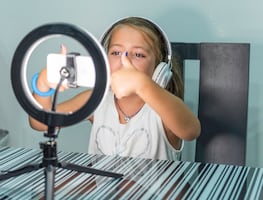 Illinois garantizará que niños influencers reciban compensación por su trabajo