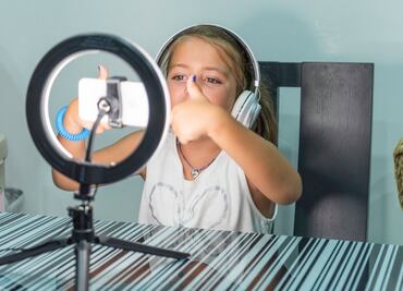 Illinois garantizará que niños influencers reciban compensación por su trabajo