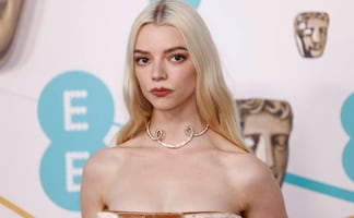 El minivestido de terciopelo con el que Anya Taylor-Joy se lució en Londres