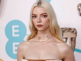 El minivestido de terciopelo con el que Anya Taylor-Joy se lució en Londres