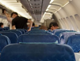 Arrestan a pasajero por abrir salida de emergencia de avión en Chicago