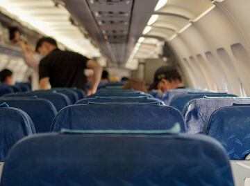 Arrestan a pasajero por abrir salida de emergencia de avión en Chicago