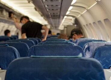 Arrestan a pasajero por abrir salida de emergencia de avión en Chicago