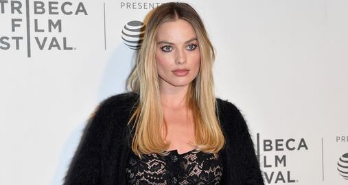 Margot Robbie luce transparencias con jumpsuit de encaje en NY