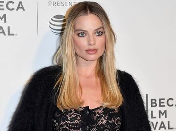 Margot Robbie luce transparencias con jumpsuit de encaje en NY