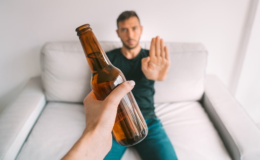 Tomar una bebida alcohólica al día eleva la tensión arterial, dice nuevo estudio. Foto: iStock-Daria Kulkova