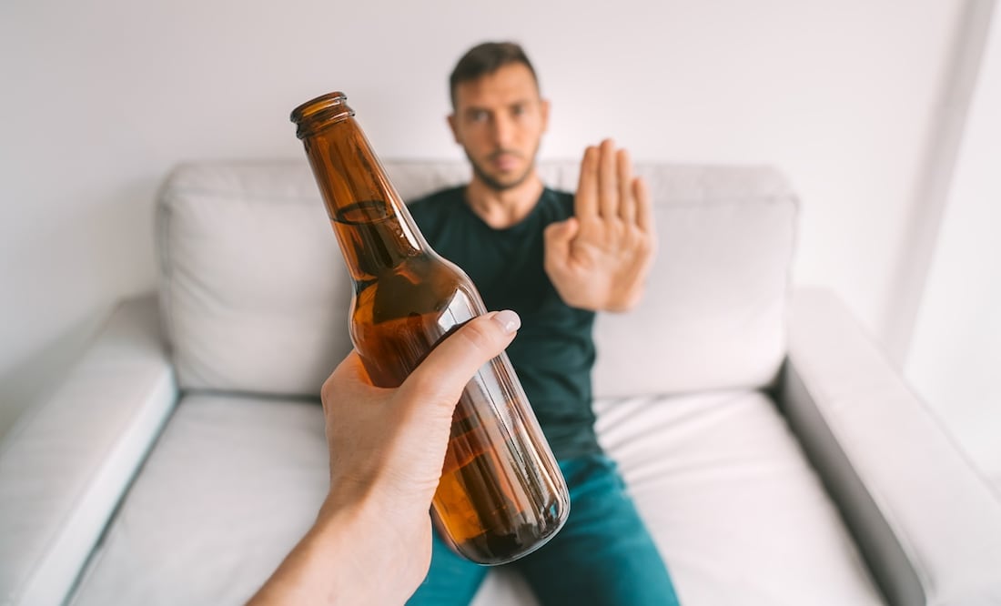 Tomar una bebida alcohólica al día eleva la tensión arterial, dice nuevo estudio. Foto:  iStock-Daria Kulkova