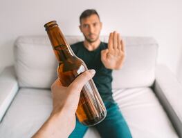 ¿Una cerveza? Tomar una bebida alcohólica al día eleva la tensión arterial, dice nuevo estudio