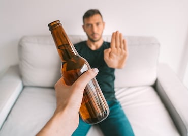 ¿Una cerveza? Tomar una bebida alcohólica al día eleva la tensión arterial, dice nuevo estudio