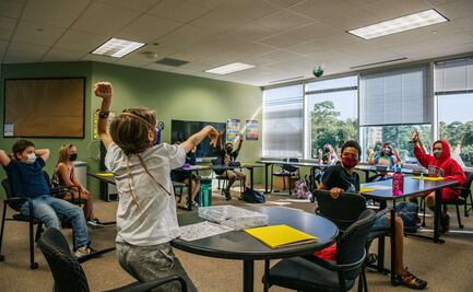 Maestra pega con cinta cubrebocas a rostro de niño en escuela de Las Vegas