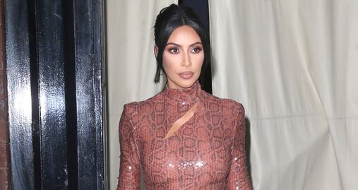 Kim Kardashian remarca su figura con vestido de lentejuelas 