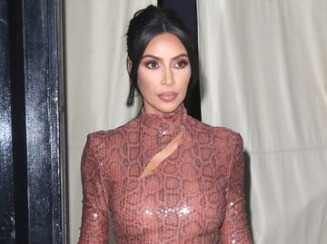 Kim Kardashian remarca su figura con vestido de lentejuelas