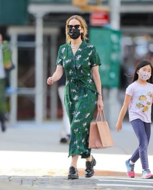 Jennifer Lawrence conquista Nueva York con crop top blanco
