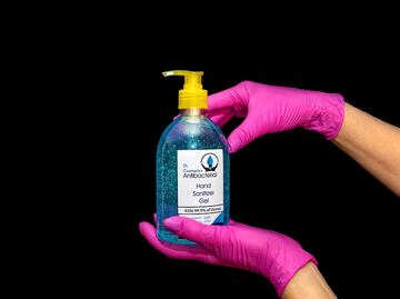 Estudiantes de California producen desinfectante para los ‘más necesitados’