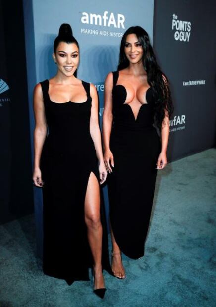 Kourtney y Kim Kardashian lucen vestidos de impacto en gala amfAR 