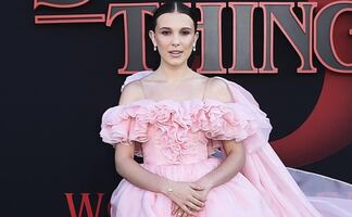 Millie Bobby Brown celebra sus 18 años con lujoso vestido de cristales