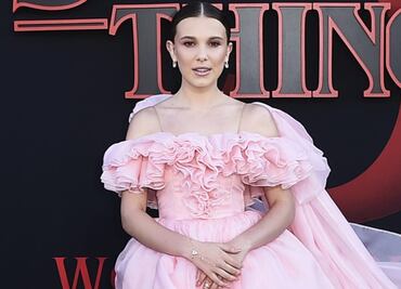 Millie Bobby Brown celebra sus 18 años con lujoso vestido de cristales