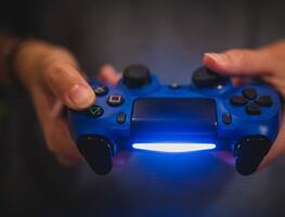 Pagan $2 mil dólares a dos personas por jugar videojuegos durante 21 horas