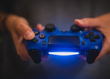 Pagan $2 mil dólares a dos personas por jugar videojuegos durante 21 horas