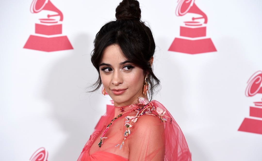 Camila Cabello usa el vestido lencero más hechizante en sesión fotográfica. Foto: AP)