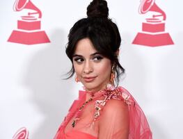 Camila Cabello usa el vestido lencero más hechizante en sesión fotográfica